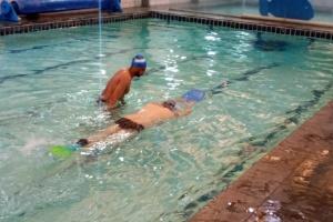 Onde encontrar aula de natação para adultos iniciantes?
