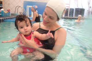 Como escolher uma empresa confiável para natação para bebê?